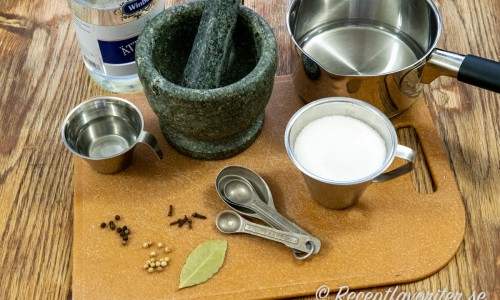 Ingredienserna till lagen av tomatsillen. 
