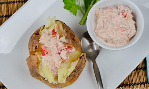 En god röra med tonfisk som passar till fyllning av bakad potatis, baguetter och mackor. 