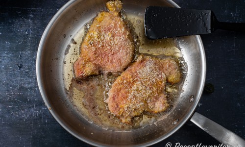Stek schnitzlarna på lite över medelvärme i ca 5 minuter tills de har fin ljusbrun färg. 