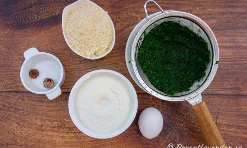 Ingredienser till fyllningen: riven parmesan, urkramad fryst hackad spenat, ägg, ricotta och muskot. 