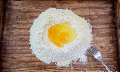 Gör en vulkan av mjölet och lägg i ägg. Rör ihop ägg och mjöl lite i taget. 