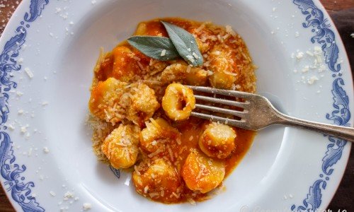 En variant är att servera tortellinisarna i tomatsås. 