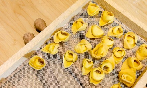 Färska tortellonisar fyllda med ricotta, riven parmesan och hackad persilja. 