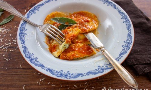 Hemgjord tortelloni fylld med en röra av ricotta, hackad mangold, salvia, parmesan smaksatt med pesto. 