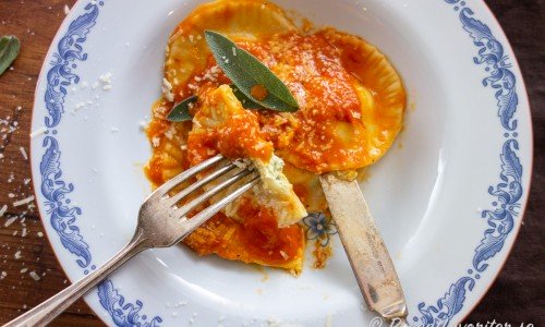 Tortellonisarna kokas några minuter och serveras i en hemgjord tomatsås samt toppas med riven parmesan och garneras med lite salvia. 