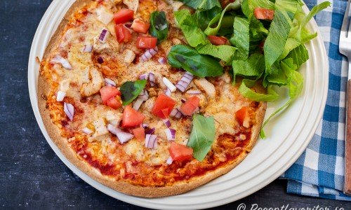 Tortillapizza är en pizza med botten av vetetortilla. Bara att toppa med tomatsås, riven ost och pålägg samt baka som en pizza.  