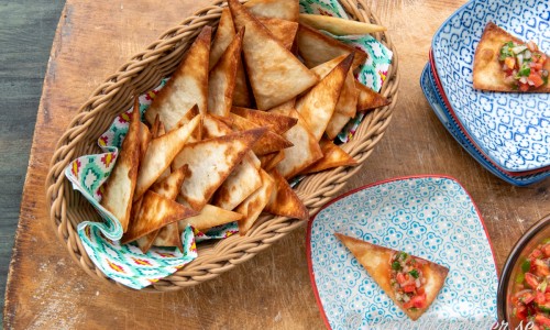 Totopos är en slags hemgjorda nachos av friterade eller knaperstekta tortillabitar. 