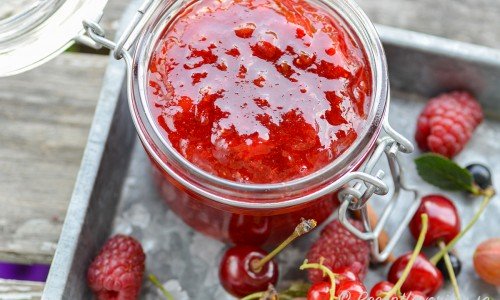 Trädgårdsbärssylt - en blandsylt med jordgubbar, hallon, vinbär, blåbär eller valfria bär. 