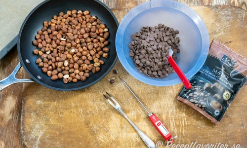 Ingredienserna till trillingnötterna - hasselnötter och choklad. 