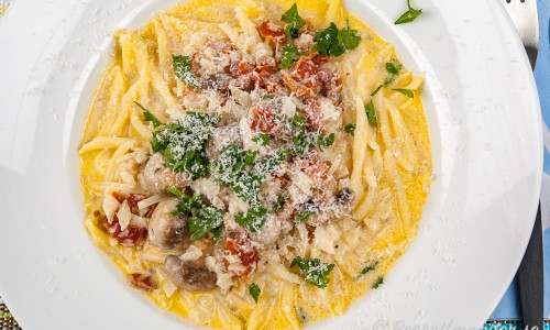 Trofie pasta med soltorkad tomat, svamp och grädde