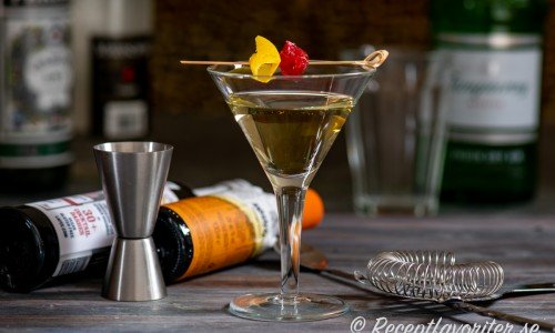 Tuxedo cocktail i glas med garnering