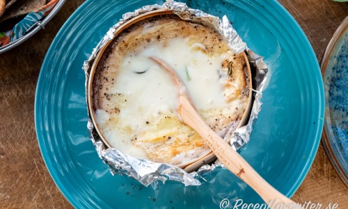 En hel Mont d'Or ost bakad i ugnen smälter likt en fondue. 