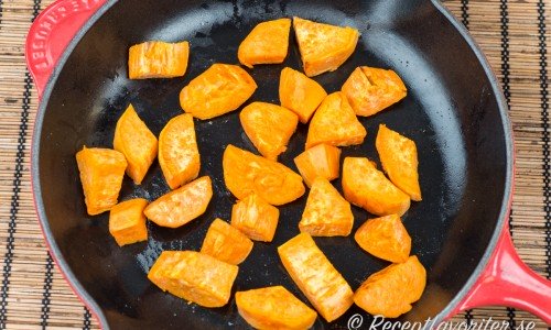 Baka grovt tärnad sötpotatis i ugnen - lätt och gott att laga. 