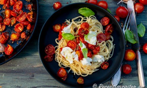 Ugnsrostade tomater med spagetti och mozzarella