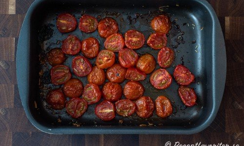 Tomaterna är redo att serveras och användas. Eller förvara i kylen fram till servering. 