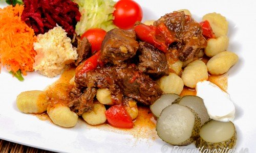 Recept på ungersk mat. Ovan en variant på Gulasch med svenskt älgkött.