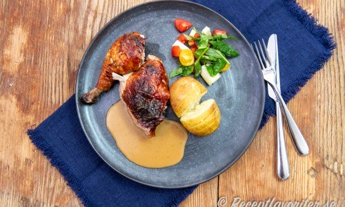 Gör sås och smaksätt med stekskyn. Skär upp tuppen till servering i delar. Servera med potatisen, sås och grönsallad. 