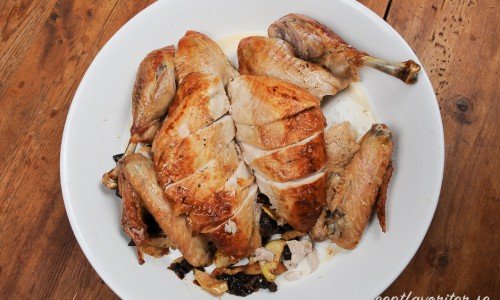 Så här kan du skära upp kalkonen till servering. Brösten är skurna snett mot köttfibrerna. 