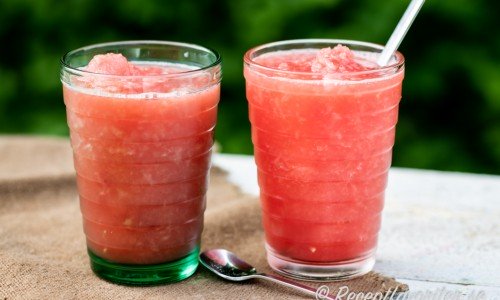 Vattenmelonslush i glas med sugrör