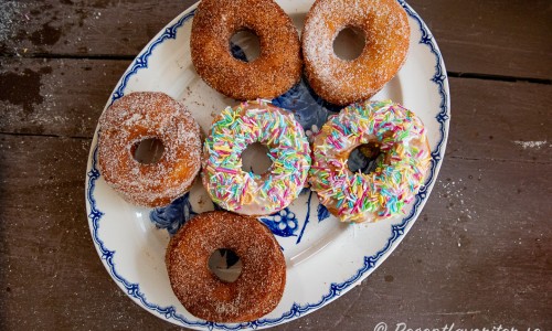 Veganoughnuts eller veganmunkar på bricka