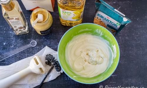 Ingredienser till majonnäsen: vitvinsvinäger, salt, Dijonsenap, rapsolja och kikärtsspad aqua faba. 