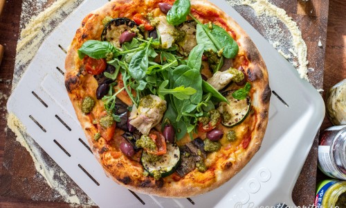 Vegan pizza med massa gott på - grillad zucchini, aubergine, rucola, spenat, rostade tomater, kronärtskocka och oliver samt pesto. 