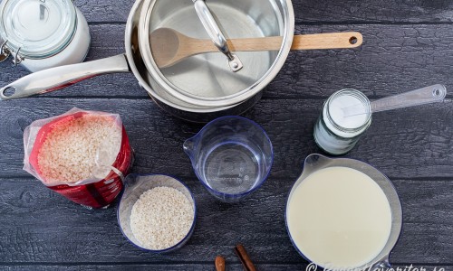Till gröten behöver du grötris, vatten, salt, kanelstång, mandel (valfritt) och vegetabilisk mjölk som havremjölk, sojamjölk, mandelmjölk eller rismjölk. 