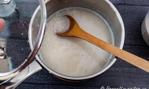 Koka första riset i vatten i 10 minuter. 