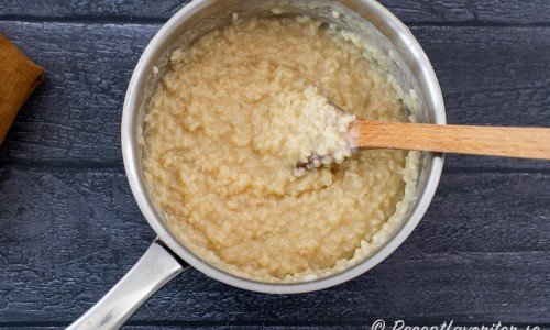 Risgrynsgröten är klar att servera. Smaka av med salt på slutet. Till julgröt kan du ha i en mandel. 