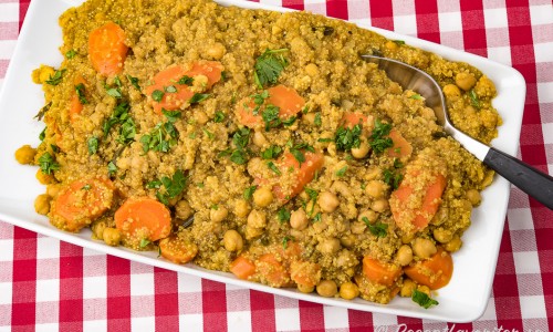 Vegansk kikärtsgryta kokt med quinoa, morot och garam masala.