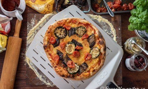 Efter pizzan gräddats lägger du på grillad zucchini samt aubergine och rostade tomater. 