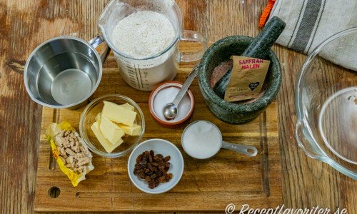 Ingredienser till lussebullarna med kanelfyllning