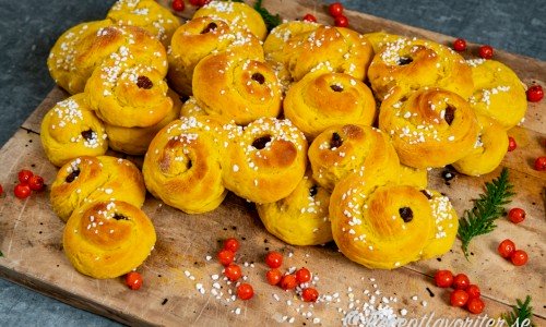 Veganska lussekatter på skärbräda