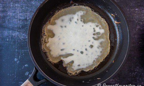 Stek en pannkaka i taget i flytande margarin. 