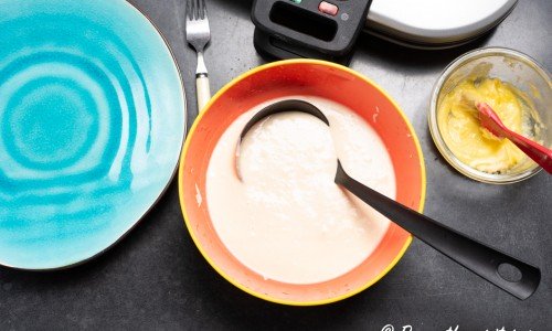 Våffelsmeten till vegana våfflor görs med vetemjöl, vatten och smält mjölkfritt margarin. 