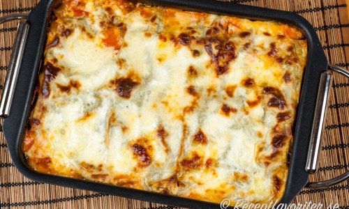 Vegetarisk lasagne med aubergine, mozzarella, tomatsås samt bechamelsås toppat med god mozzarellaost.