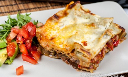 Vegetarisk lasagne med aubergine och mozzarella serverad med sallad