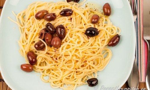 Vegetarisk pasta - här med spagetti i olivolja smaksatt med chili, vitlök och oliver