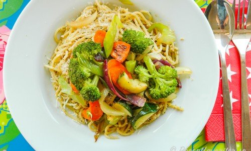 Vegan pasta med solrospesto toppad med grönsaker