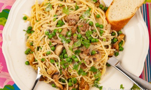 Vegetarisk pasta med svamp och ärtor på tallrik