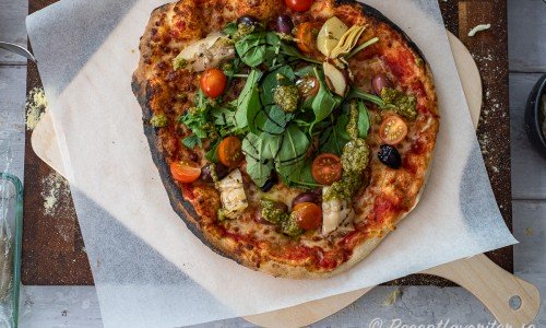 Vegetarisk pizza med pesto och grönt på. 