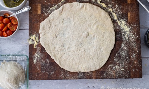 Pizzadegen trycks ut till en rund pizza med lite tjockare kant på ca 30 cm diameter. 