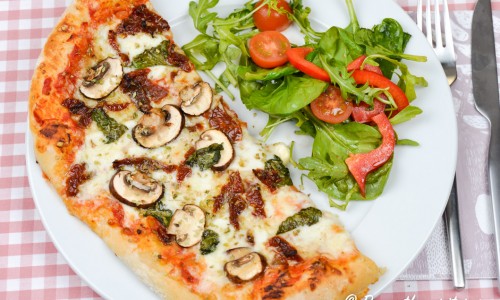 Till vegopizzan är det gott med en grönsallad med ruccola, babyspenat, röd paprika och tomater eller gör hemgjord pizzasallad. 