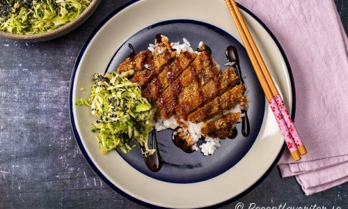 Vegetarisk tonkatsu, japansk pankopanerad schnitzel av formbär sojafärs serverad med ris, kålsallad och Bulldogsås.  