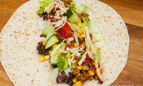 Ett förslag är att fylla bröden först med guacamole, sedan svarta bönor, quornfärs, tomatsalsa, grönsaker och jalapenos. 