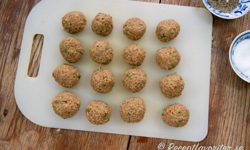 16 köttbullar rullade jag och nu är det dags att steka dem. 