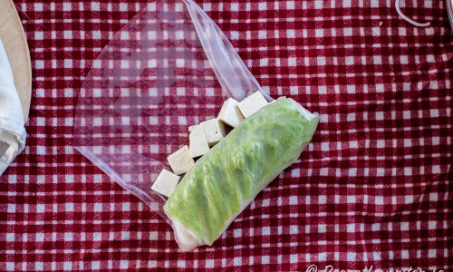 Vik upp nedre kanten och kanterna på sidorna samt rulla ett varv till en dolme och lägg sedan på tofu. 