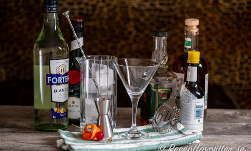 Till drinken behöver du söt vermouth, Bénédictinelikör, is, mätglas, rörglas, sil, apelsinskal och cocktailbär, martiniglas, rye whiskey, konjak och Peychaud's bitters. 