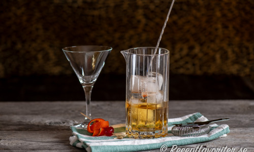 Mät upp alla ingredienser i ett rörglas med is. Rör väl och sila upp i cocktailglas. 