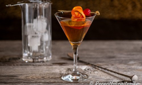 Vieux Carré är en klassisk cocktail med rye whiskey, konjak, söt vermouth, Bénédictinelikör och Peychaud's bitters.